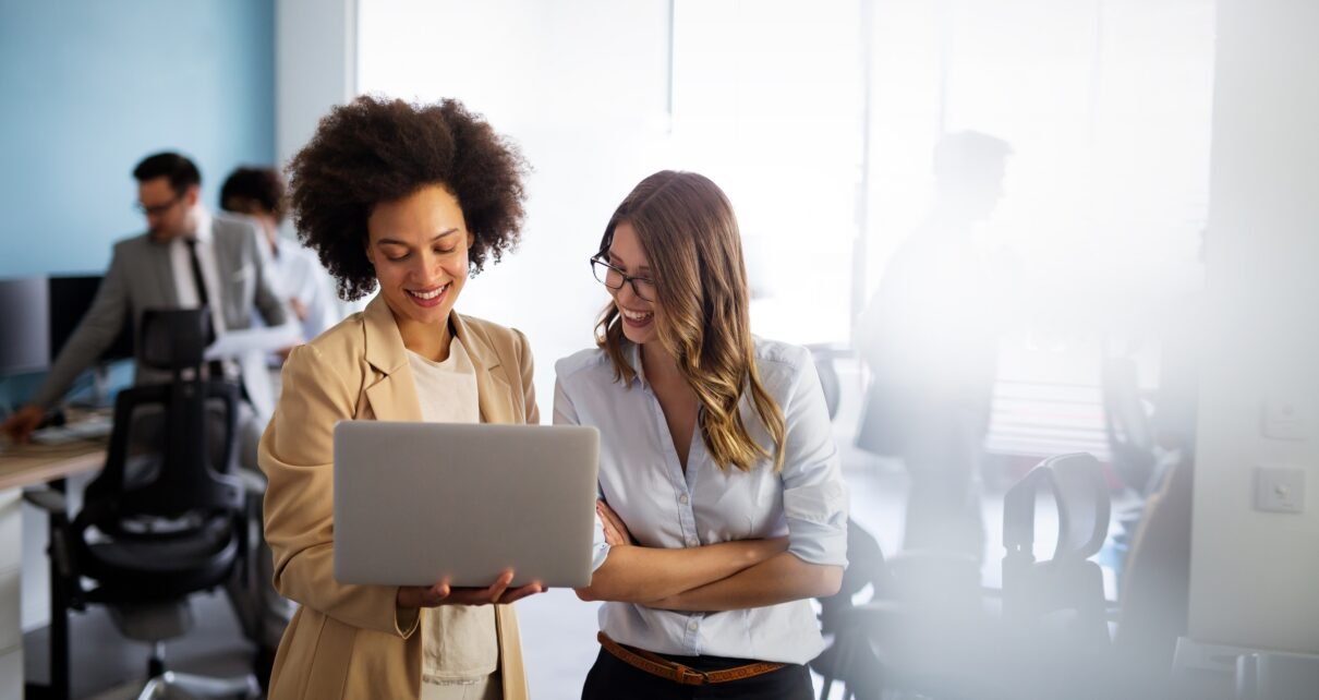 Presença feminina em posições de gestão de TI cresce com iniciativas afirmativas