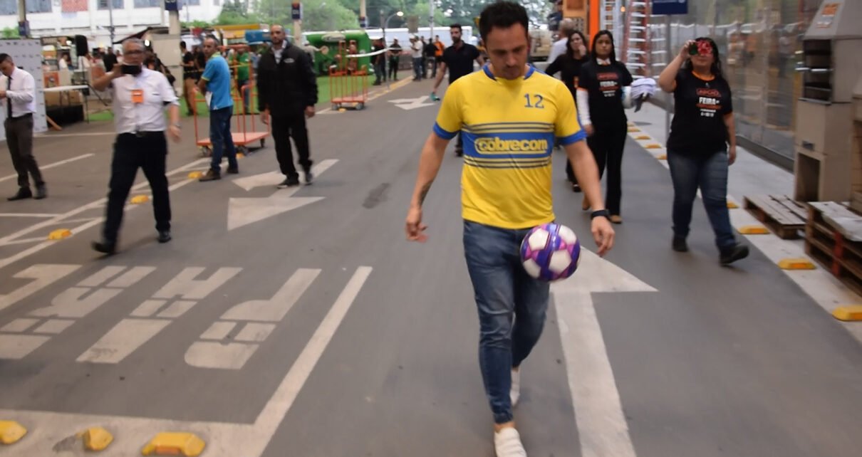 Feicon 2023: empresa receberá em seu estande o jogador Falcão do Futsal