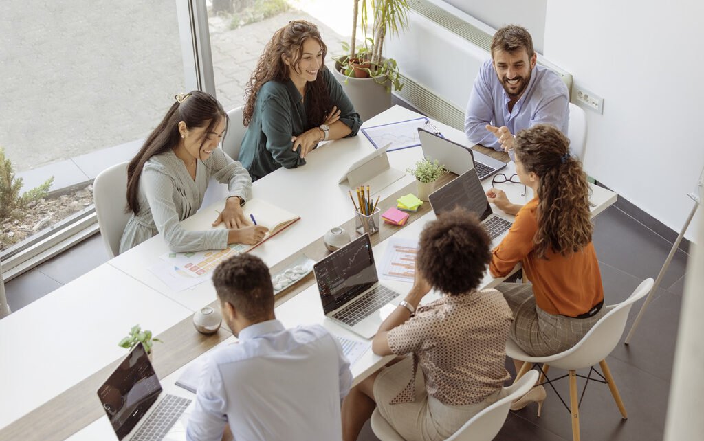 Semana de 4 dias de trabalho: líderes e colaboradores avaliam o assunto