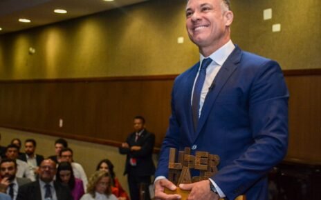 Prefeito de Bagé, Divaldo Lara, recebe prêmio nacional