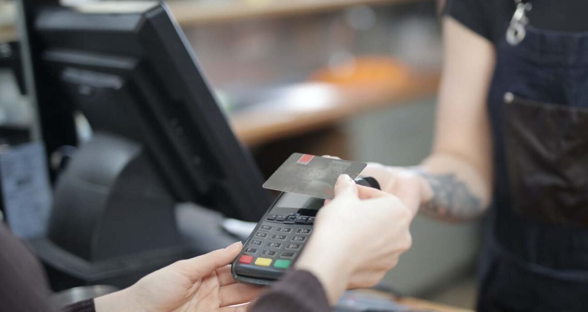 Uso do cartão de crédito requer cuidados redobrados nas compras de fim de ano