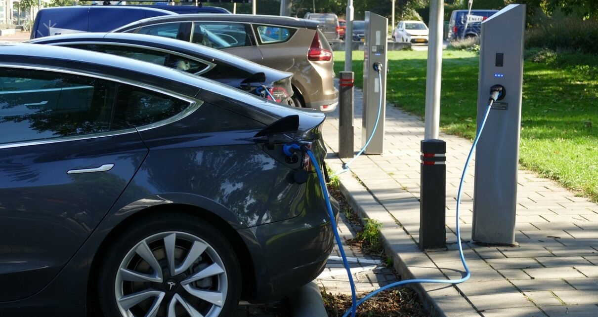 Falta de postos de recarga retrai vendas de carros elétricos