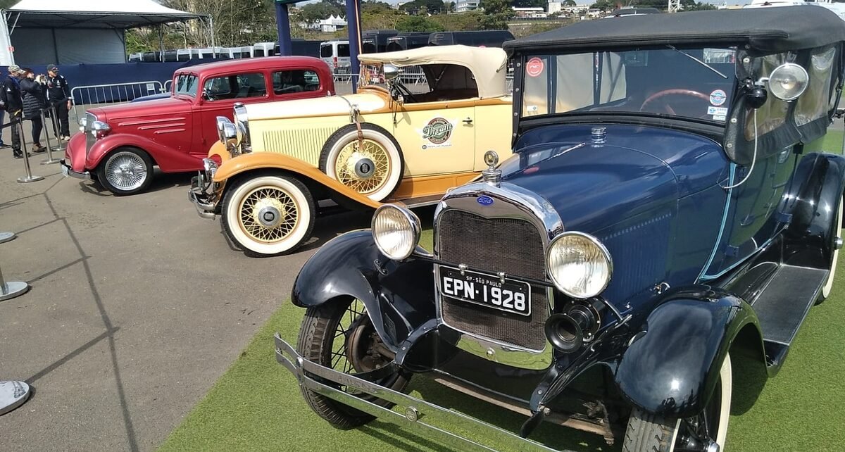 Exposição de carros antigos em São Paulo encanta fãs de automobilismo'