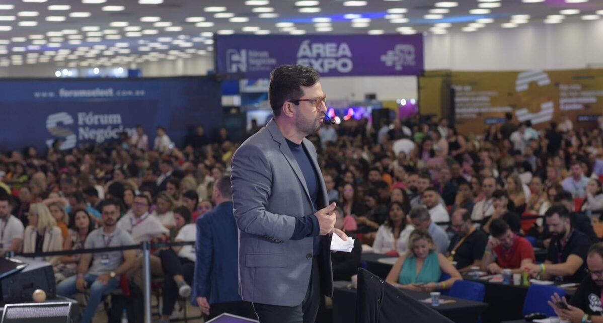 Jean Valério, CEO do Fórum Negócios, autografa na 27ª Bienal