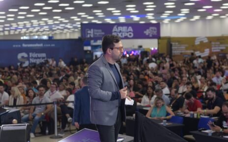 Jean Valério, CEO do Fórum Negócios, autografa na 27ª Bienal