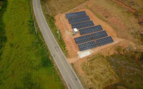 Energia solar movimenta R$ 200bi e segue em expansão em 2025