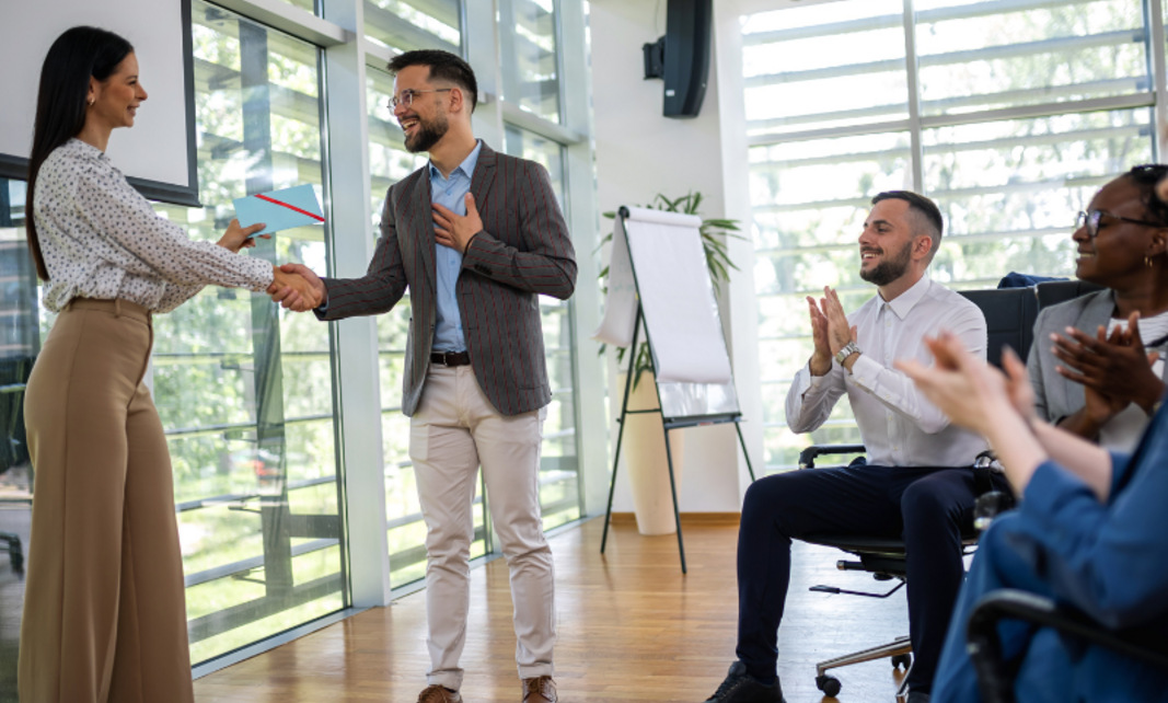 Como evitar riscos trabalhistas ao premiar colaboradores