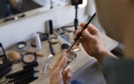 Maquiagem influencia imagem profissional e pode impactar no ambiente de trabalho