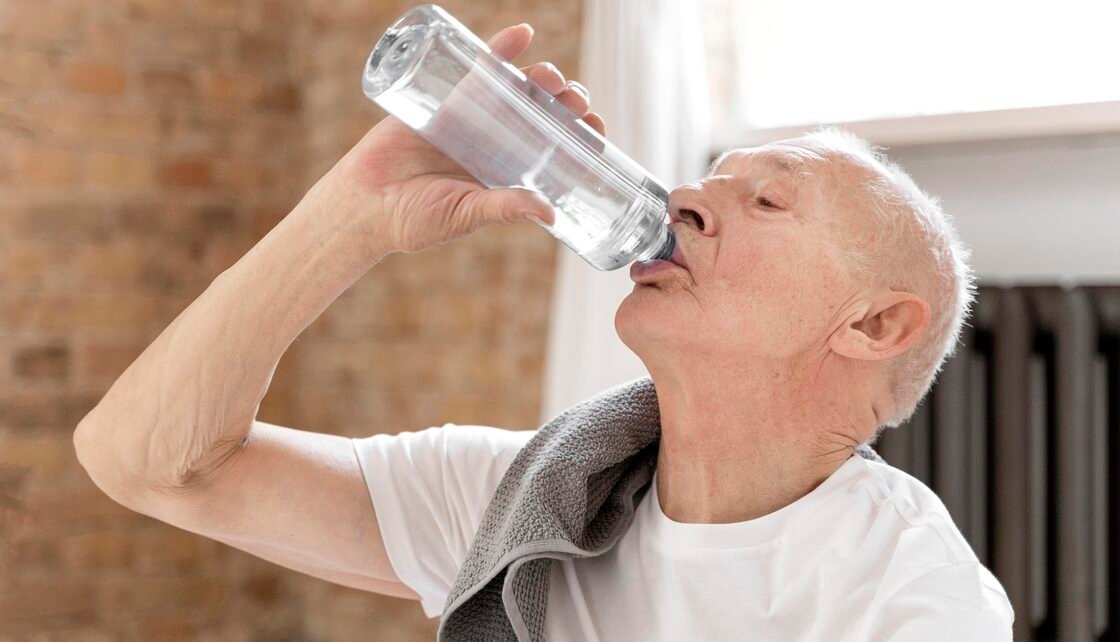 Tecnologia brasileira ajuda idosos a manter a hidratação