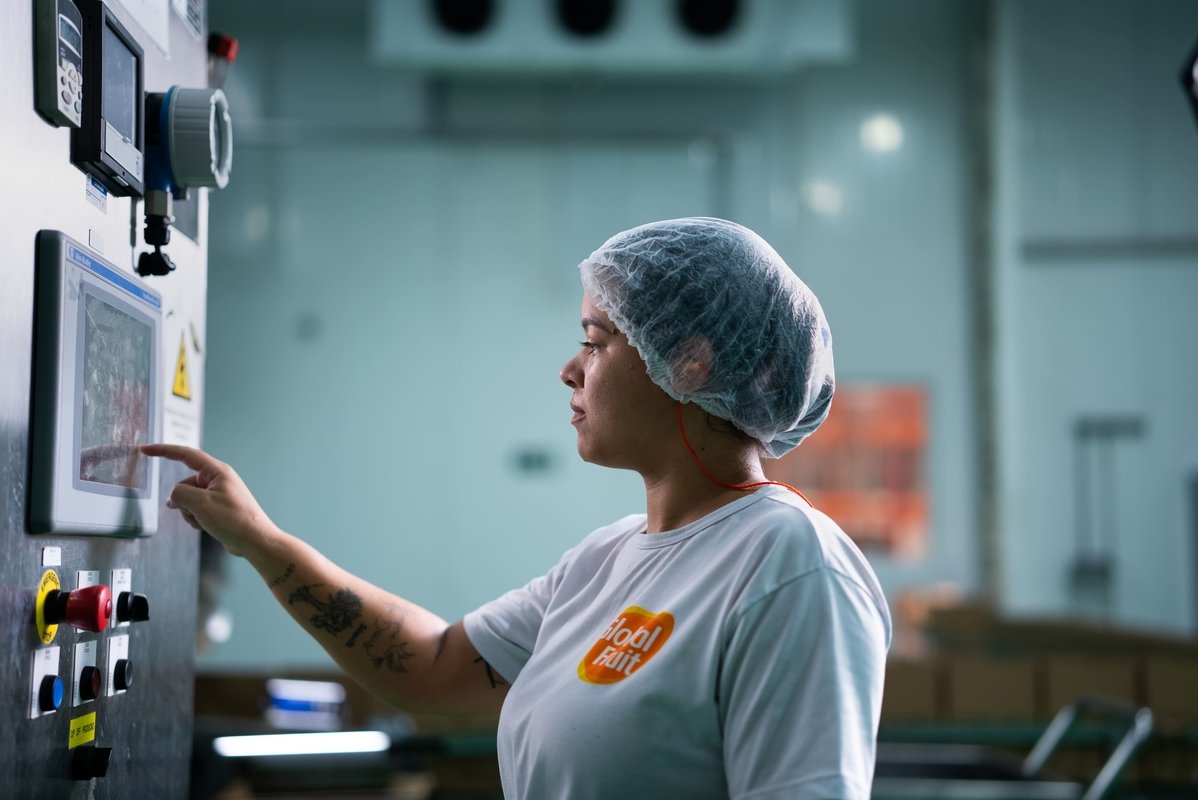 Mulheres ganham espaço na indústria, mas desafios persistem