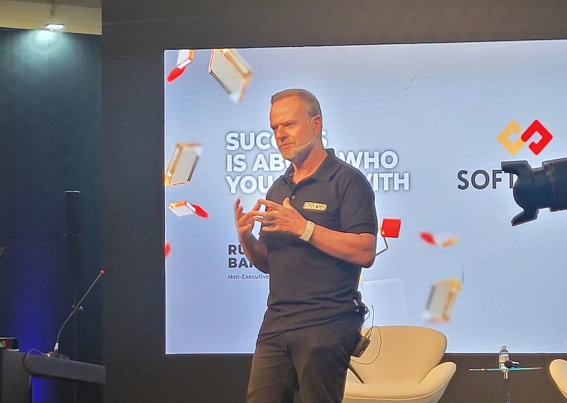 Barrichello lança coleção de roupas com sua assinatura