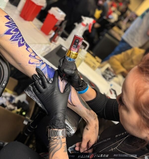 Tatuadora Thaysa Lucena é 2º lugar em evento internacional nos EUA