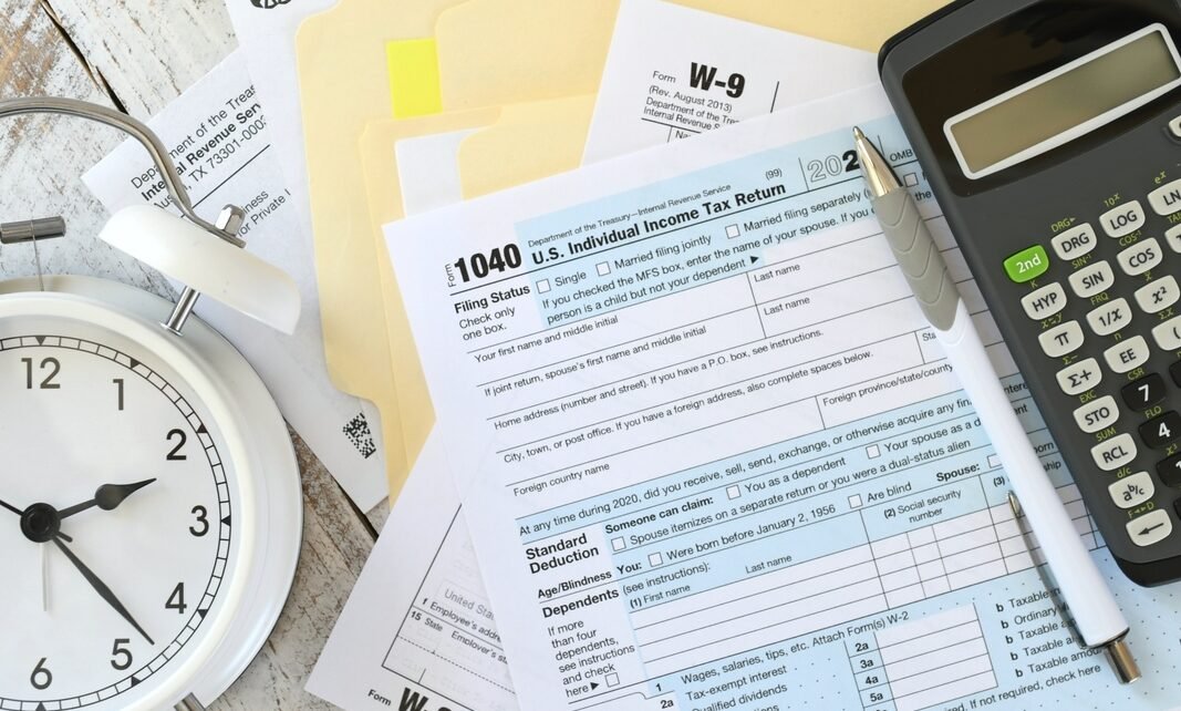 Brasileiros nos EUA enfrentam regras fiscais rígidas no país