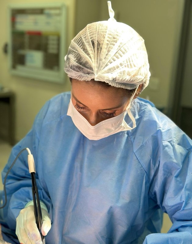 Mastopexia com prótese corrige flacidez e devolve volume