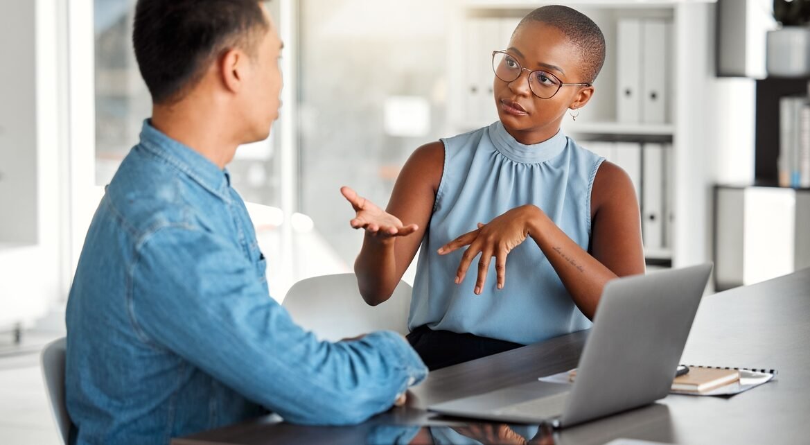Especialista compartilha dicas para pedir aumento de salário