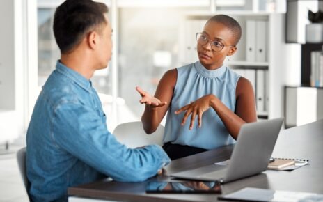 Especialista compartilha dicas para pedir aumento de salário