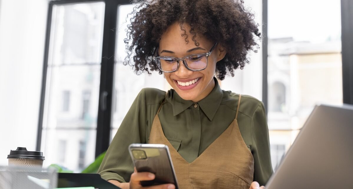 Celular cresce como fonte de renda entre brasileiros em 2025