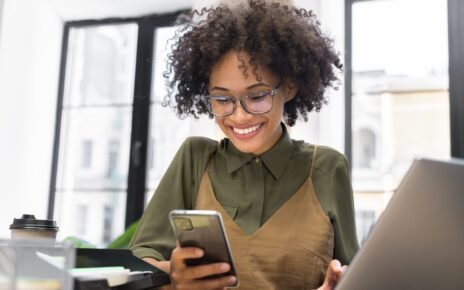 Celular cresce como fonte de renda entre brasileiros em 2025