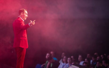 João Adolfo palestra em Dubai sobre presença digital