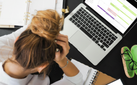 Meio a meio: paciente e burocracia disputam a atenção de psicólogos, diz estudo