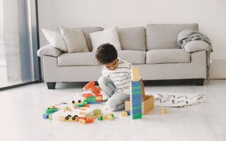 Recesso escolar desafia rotina de 2,4 milhões de brasileiros com autismo