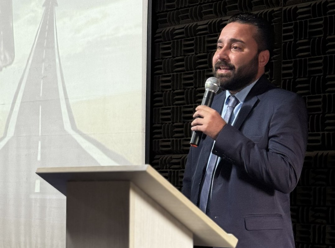 Cofundador da Flow Multas palestra na UNIRJ sobre trânsito