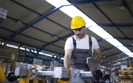 Manpower abre 42 vagas para operador(a) de produção em SP