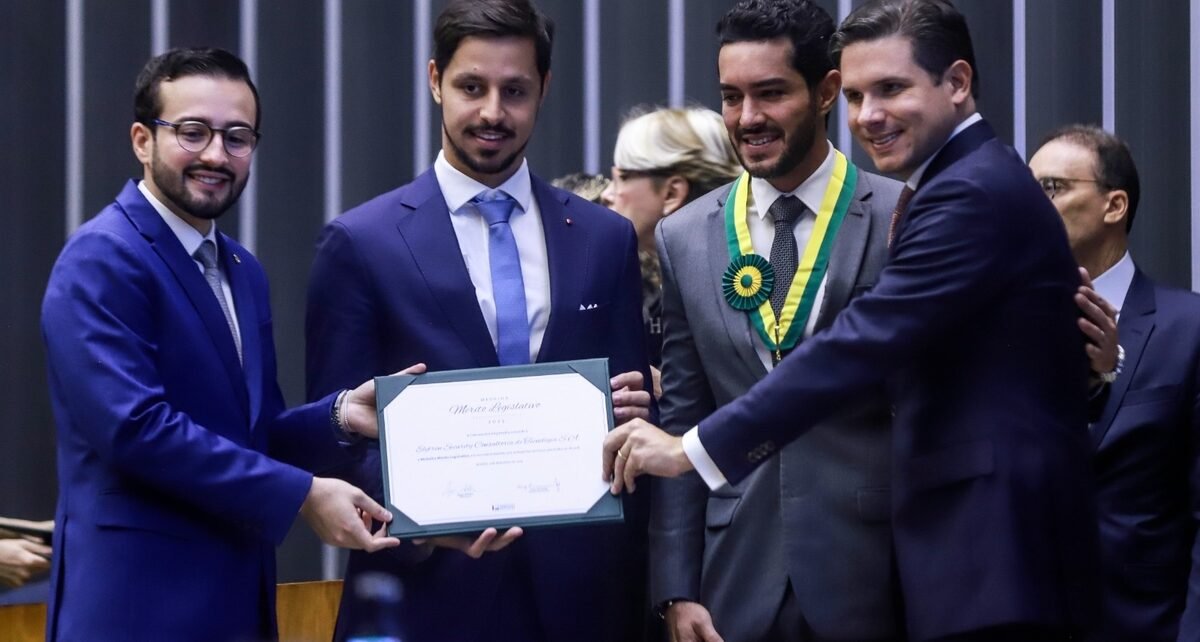 João Brasio é reconhecido com medalha do Mérito Legislativo