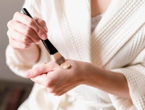 Como a maquiagem pode auxiliar os cuidados com a pele a longo prazo