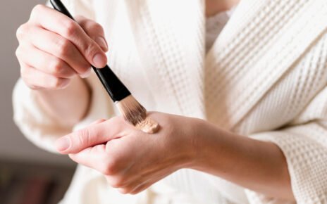 Como a maquiagem pode auxiliar os cuidados com a pele a longo prazo