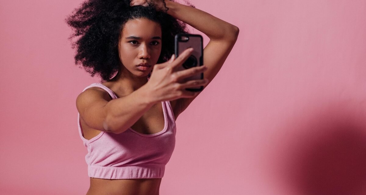 Estratégia com influenciadores segue em alta para 57% das marcas brasileiras