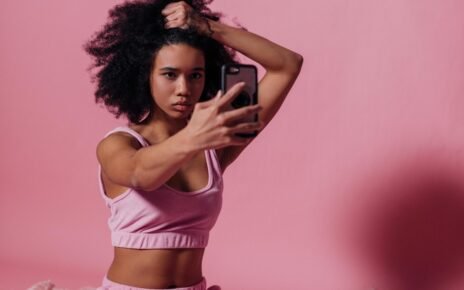 Estratégia com influenciadores segue em alta para 57% das marcas brasileiras