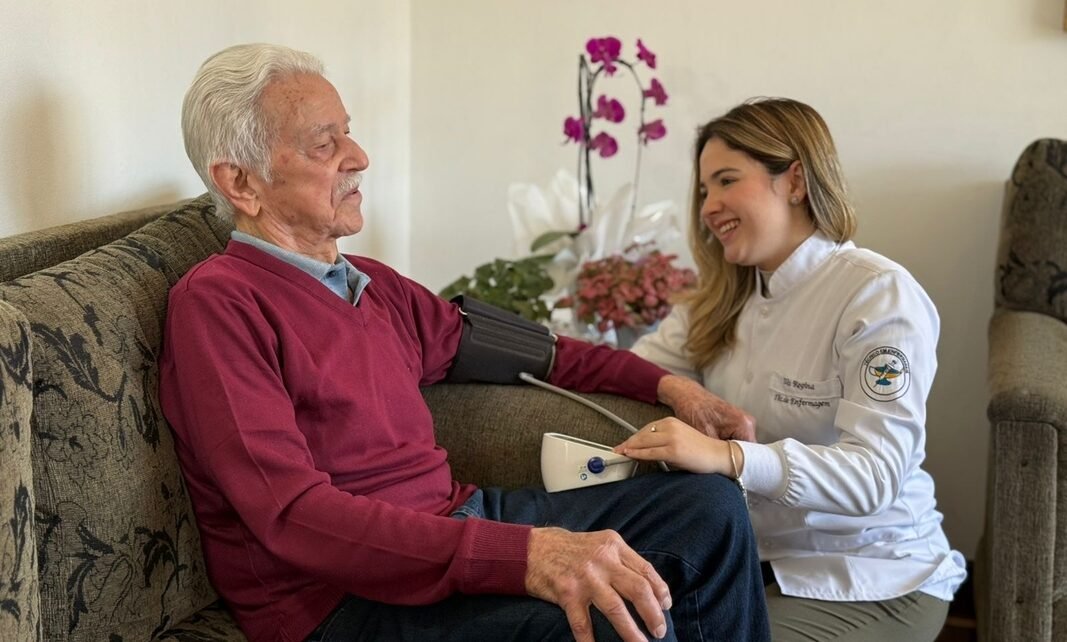 Quedas em casa lideram internações de idosos no Brasil