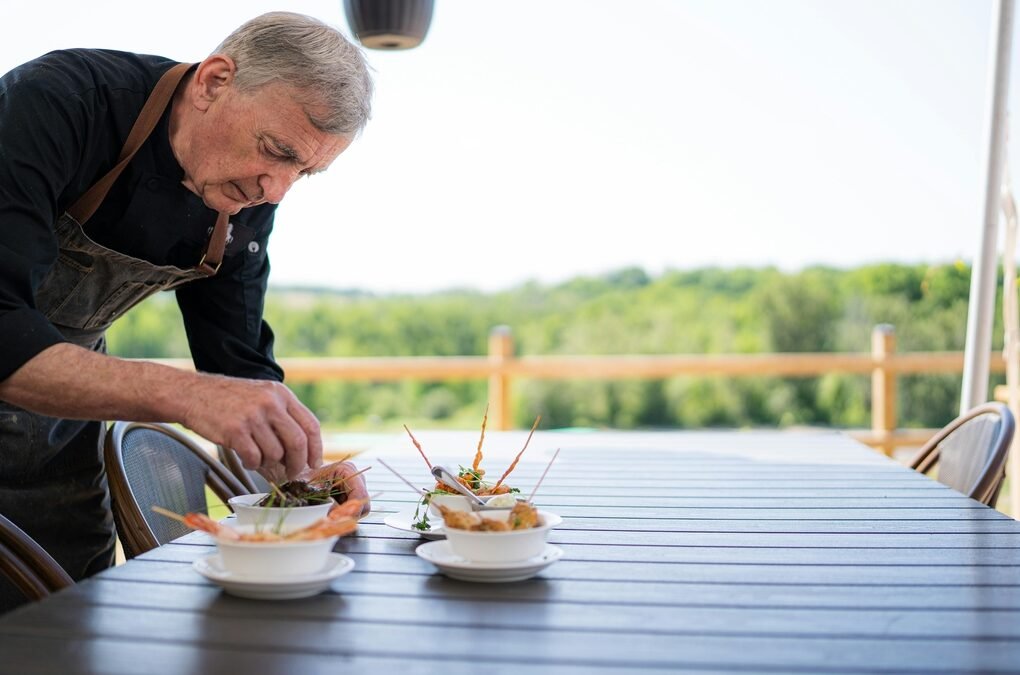 Bares e restaurantes ampliam contratações de pessoas 50+