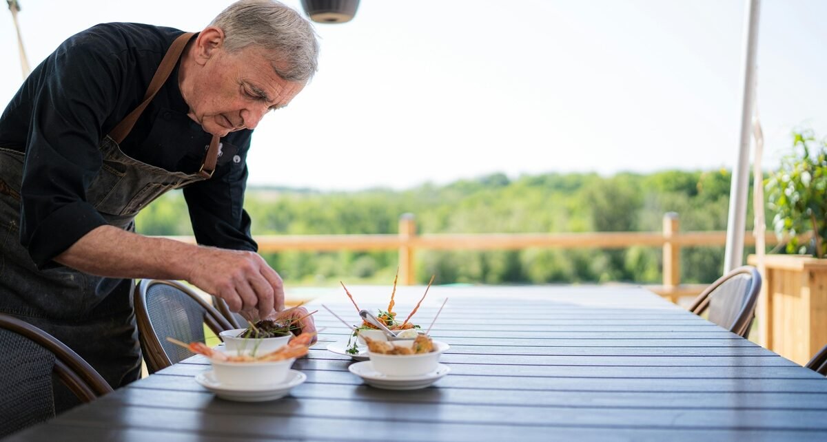 Bares e restaurantes ampliam contratações de pessoas 50+