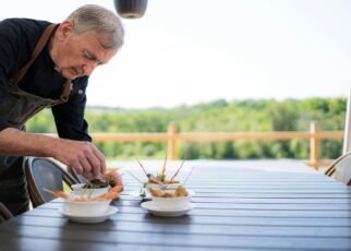 Bares e restaurantes ampliam contratações de pessoas 50+