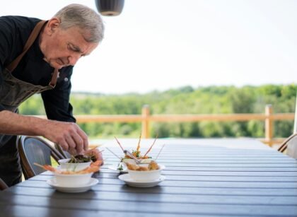 Bares e restaurantes ampliam contratações de pessoas 50+