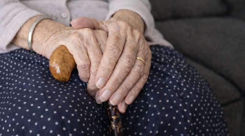 Brasil entra na era da quarta idade e desafia famílias