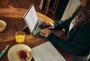 Pearson e AWS: IA reforça valor do ensino superior para 74%