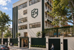 Nova escola em SP aposta em mentoria além das notas